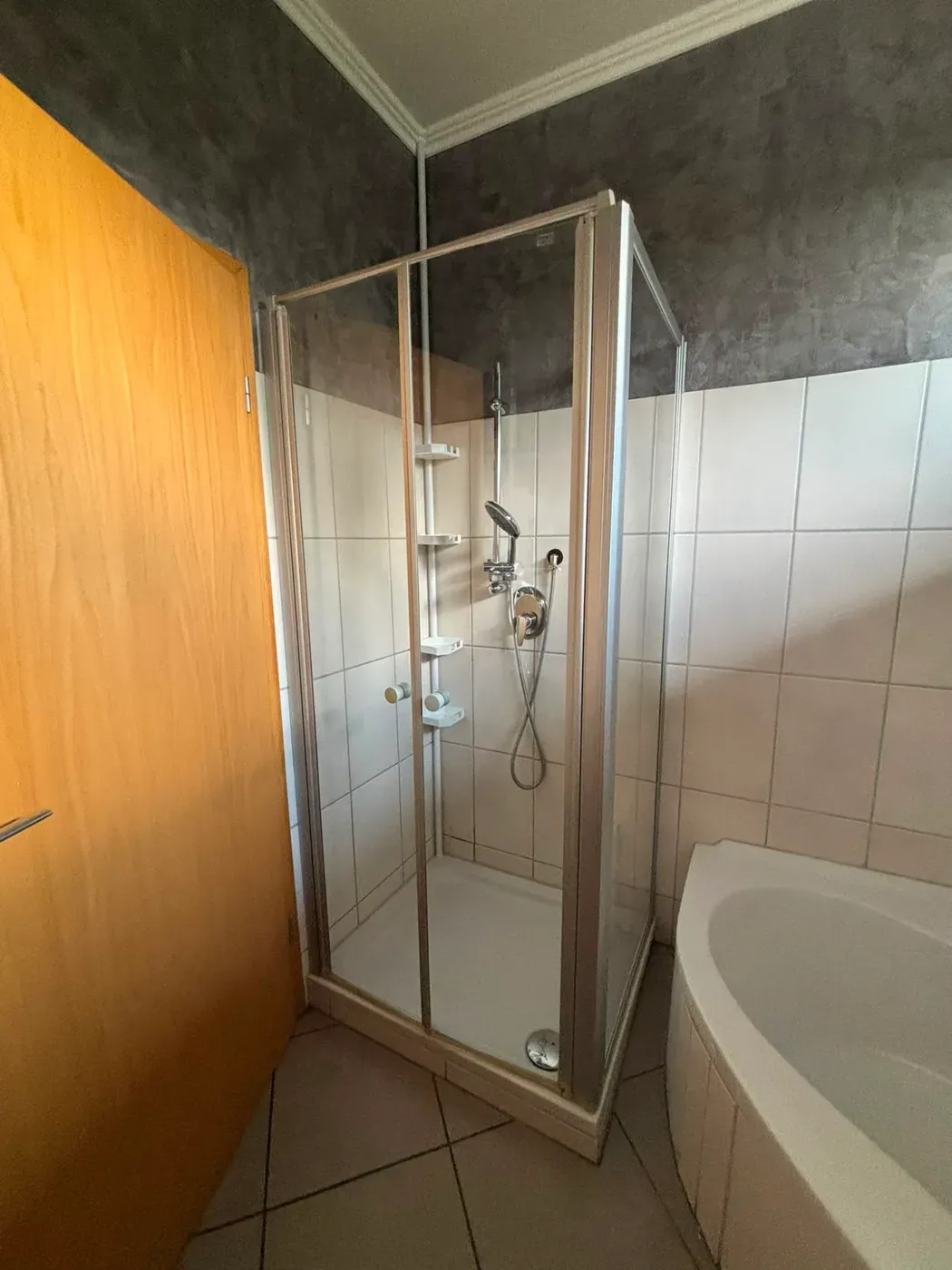Glasdusche und Badewanne nach der Grundreinigung