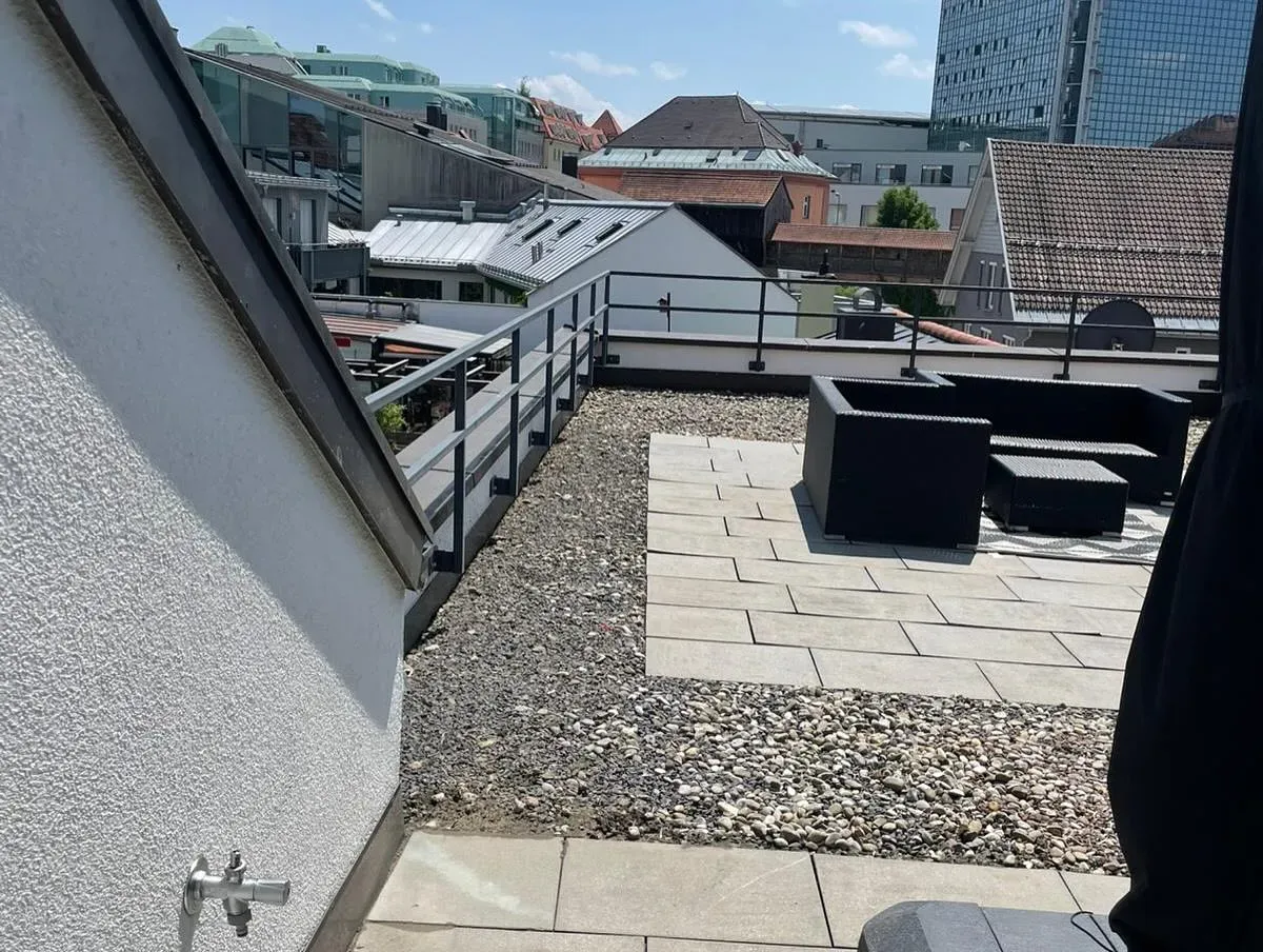 Dachterrasse mit hellen Steinplatten nach einer Außenreinigung durch Modus Gebäudereinigung